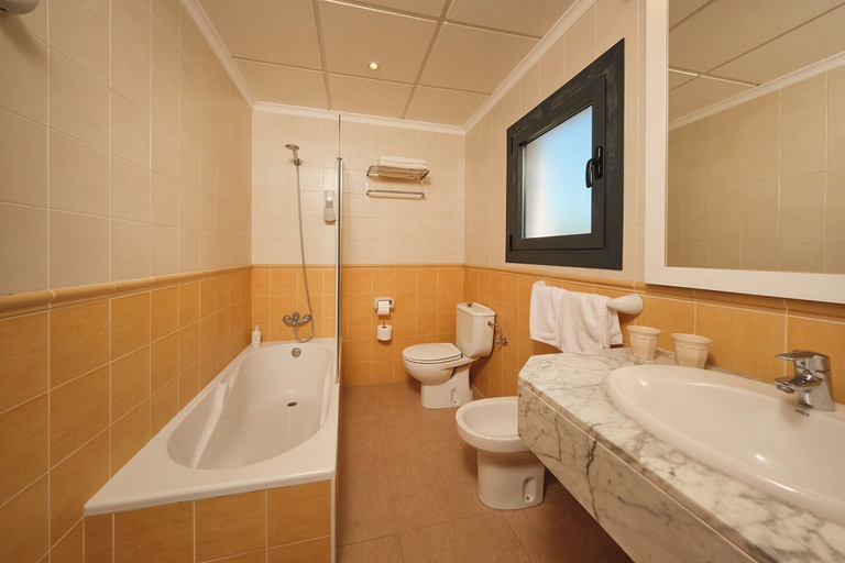Bathroom 4, Hotel Playa Mondrago, Baleares