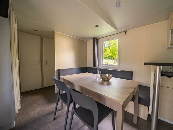 Dining 2, Holiday Home in Amstelveen With Terrace, Amstelveen