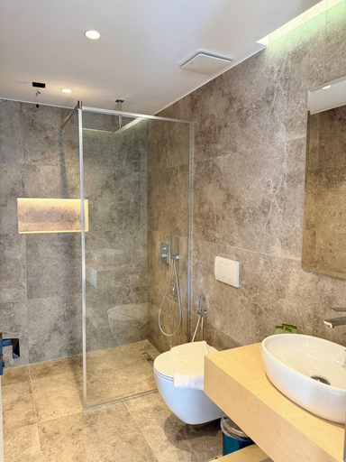 Bathroom 5, Marisol Hotel, Sarandës