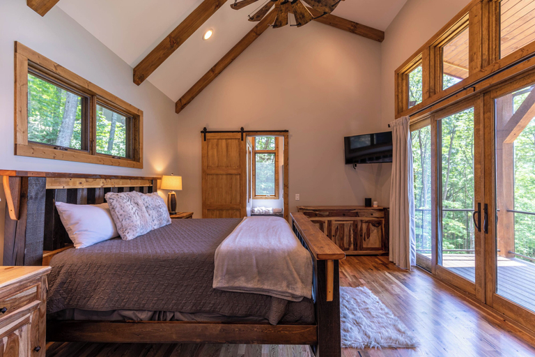 Interior 5, The Recovery Room at Eagles Nest, Avery