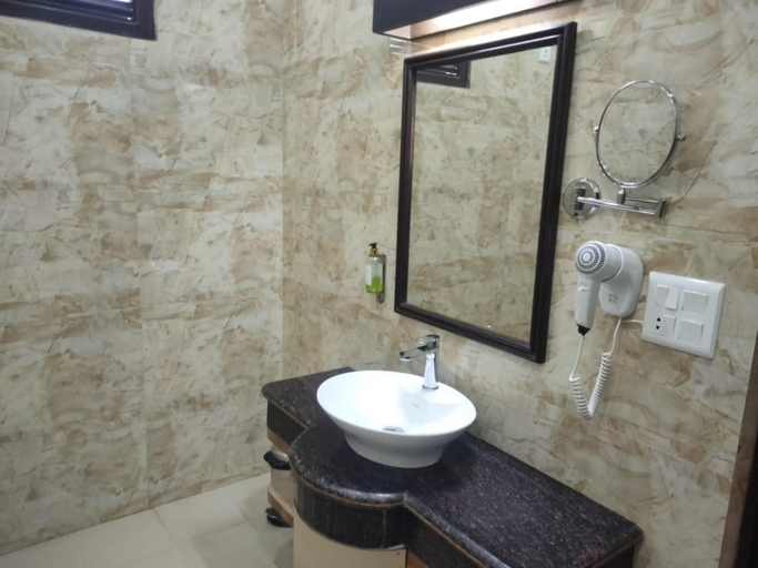 Bathroom, Hotel Park Regency Bharatpur, Bharatpur