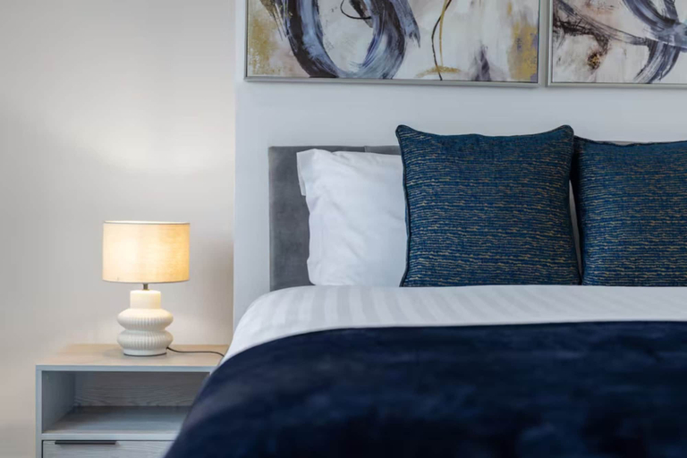 Room 4, Spacious 4BR High Wycombe Home Sleeps 8 Free Parking, Buckinghamshire