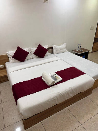 Room 4, Hotel Yuvraj, Gandhinagar