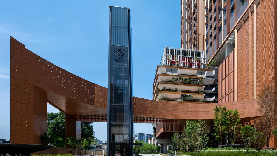 Exterior & Views