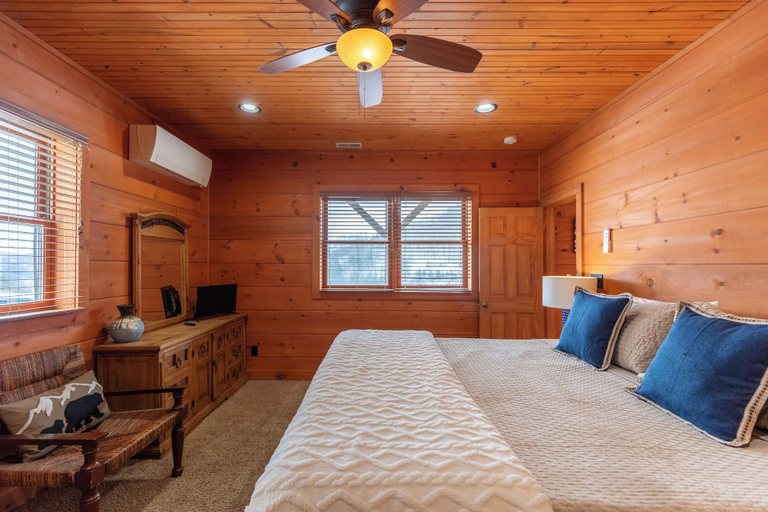 Interior 4, Rosey Outlook Hot Tub, Great Views, Pool Table, Between Boone & Blowing Rock, Watauga