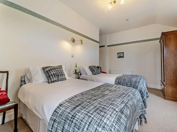 Room 3, Dunoon - Sleeps 17 - Group Retreat With Parking, Argyll and Bute