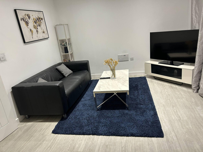 Bar/lounge, Pristine Cozy 3 bed 2 bath apartment in a great location, Coventry