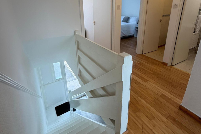 Interior 2, Apartment Sleeps 6 - Wifi & Free Parking, London