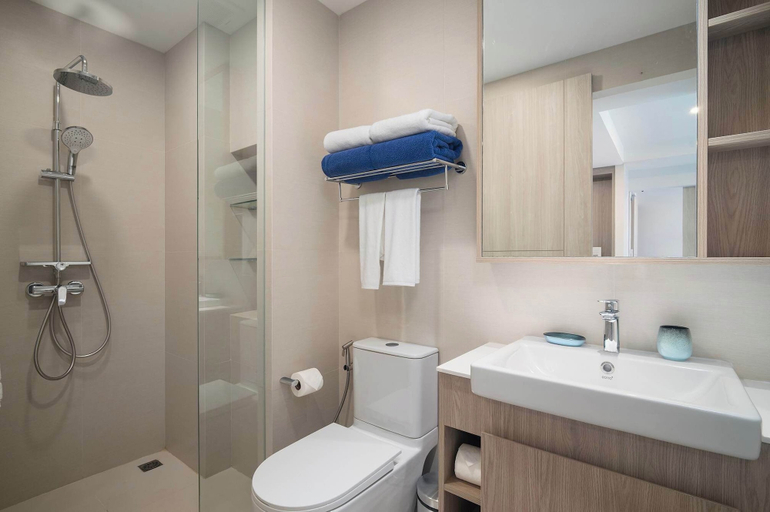 Bathroom 3, Skypark Aurora Building 3 in Laguna by Banyan Living, Pulau Phuket