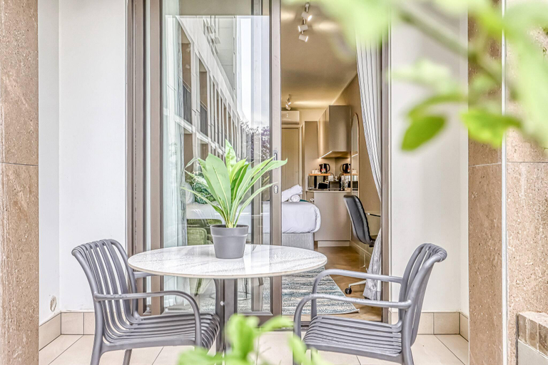 2, Elegant Rosebank Apartment Modern Comfort Convenience, City of Johannesburg