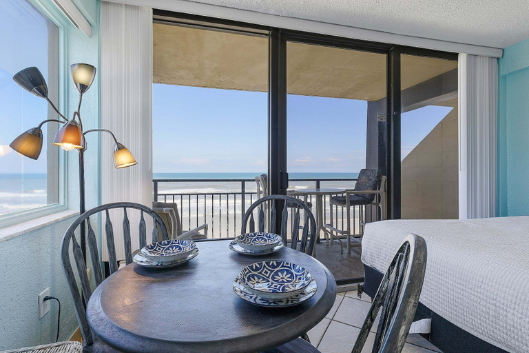 Dining 4, Hawaiian Inn 332, Volusia