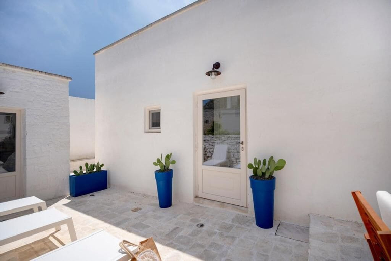Terrace/patio 2, TRULLI LITHOS SUITE, Bari