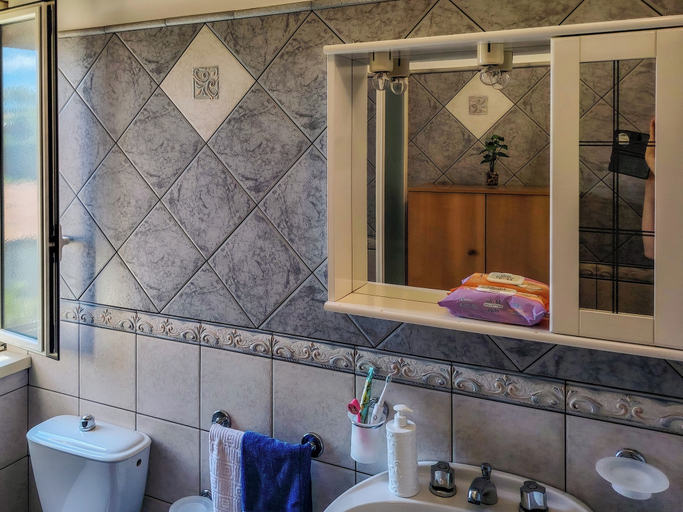 Bathroom 3, Loving Gift, Messina