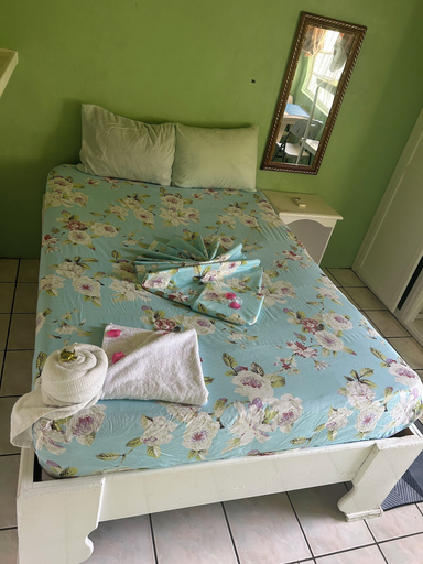 Room 4, The Victor's Inn