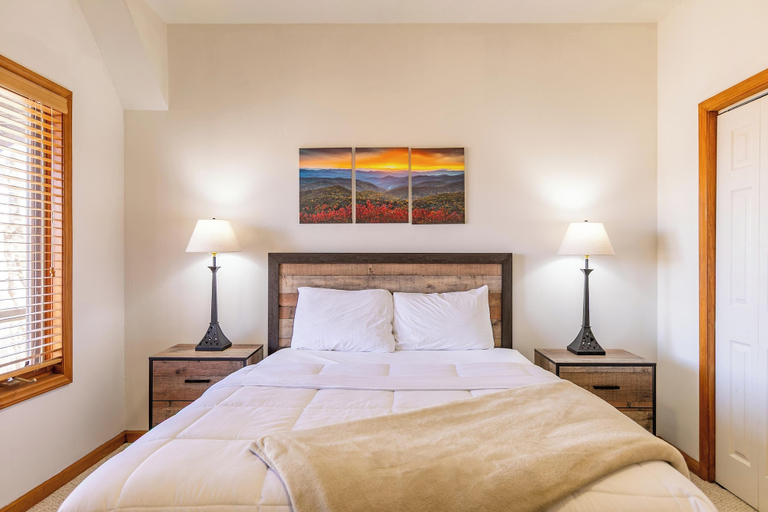 Interior 2, A Change of Scenery at Yonahlossee 5 BR, Watauga