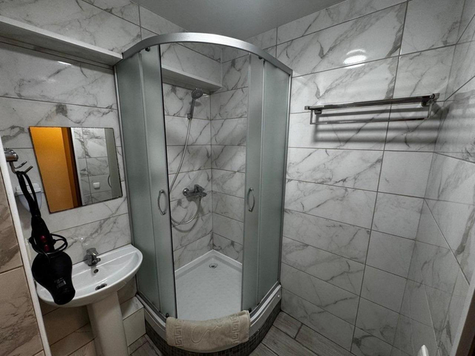 Bathroom 3, Old Town - Andrew descent, Podil's'kyi