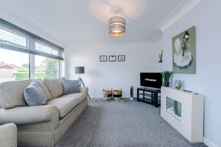 Room 2, NEW Stunning Bungalow Ideal for Groups Parking, Wrexham