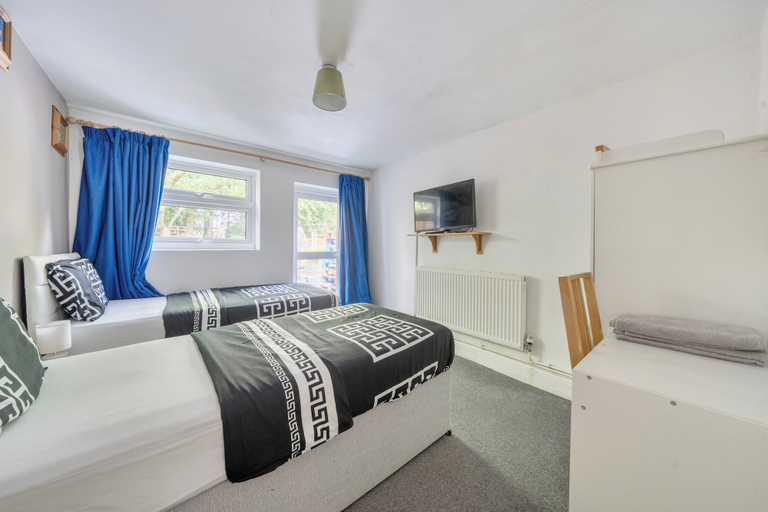 Room 3, Midlands Apartment Sleeps 7 - Free Parking, Wifi, Sandwell