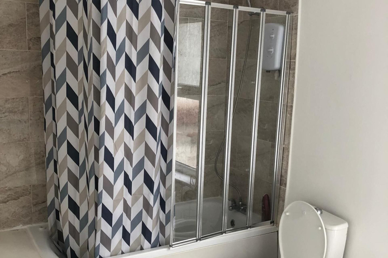 Bathroom 5, 3 Bed House Sleeps 6 - Smart Tv - Free Parking, Sefton