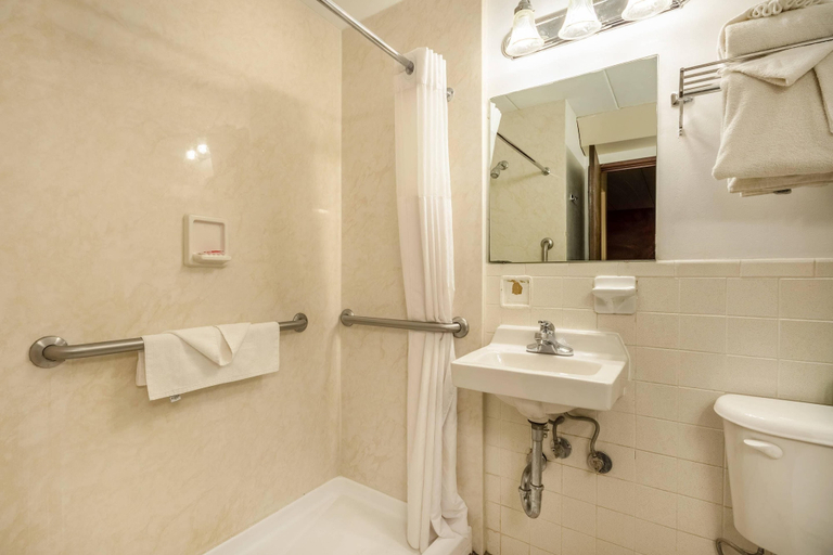 Bathroom 4, Econo Lodge Inn & Suites Windsor Locks Bradley Airport, Hartford