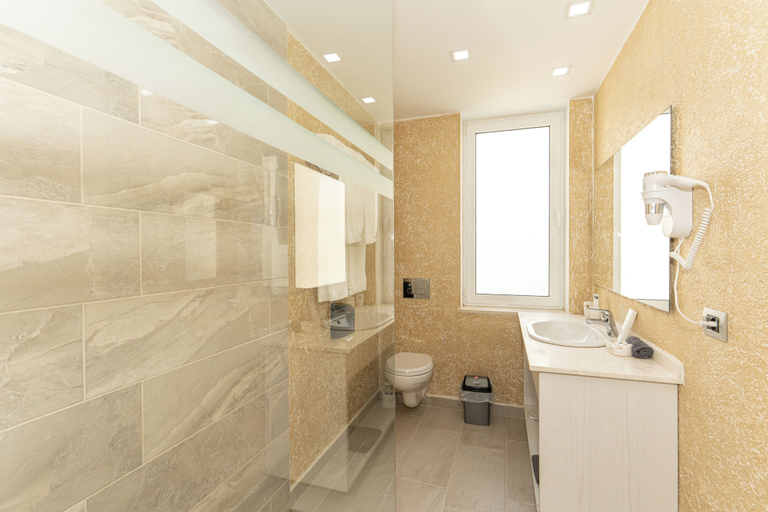 Bathroom 4, Nemesis Hotel, Sarandës