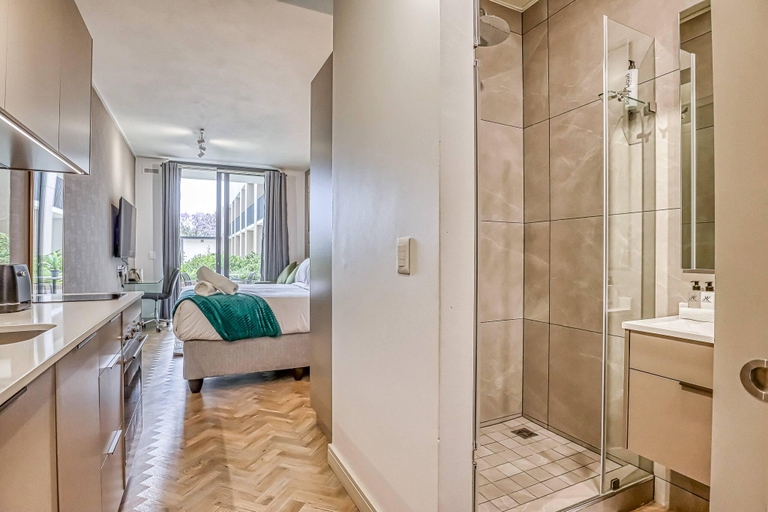 3, Elegant Rosebank Apartment Modern Comfort Convenience, City of Johannesburg