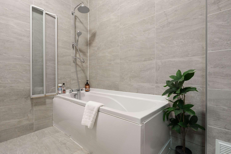Bathroom 2, Spacious apartment for groups in City Centre, Sefton