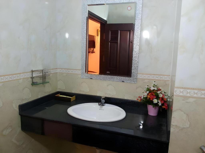 Bathroom, Au Lac Hotel, Bến Cát