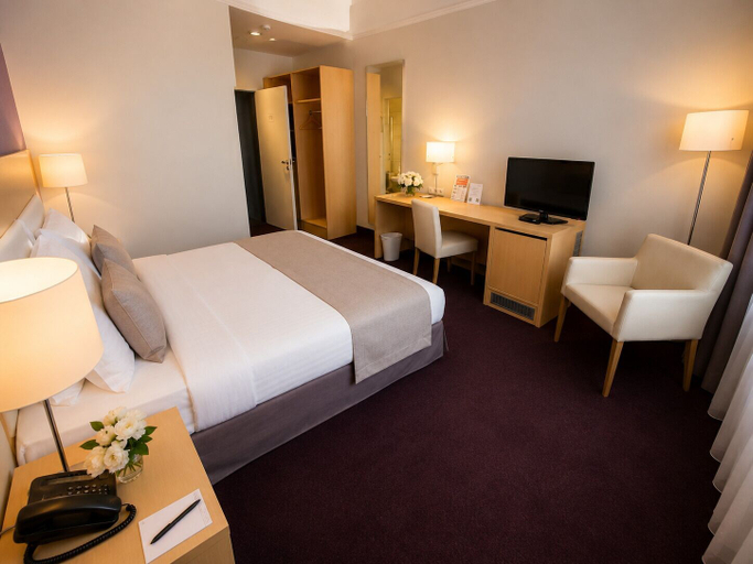 Room 2, guestified. GRAND AIRPORT Hotel, Mettmann
