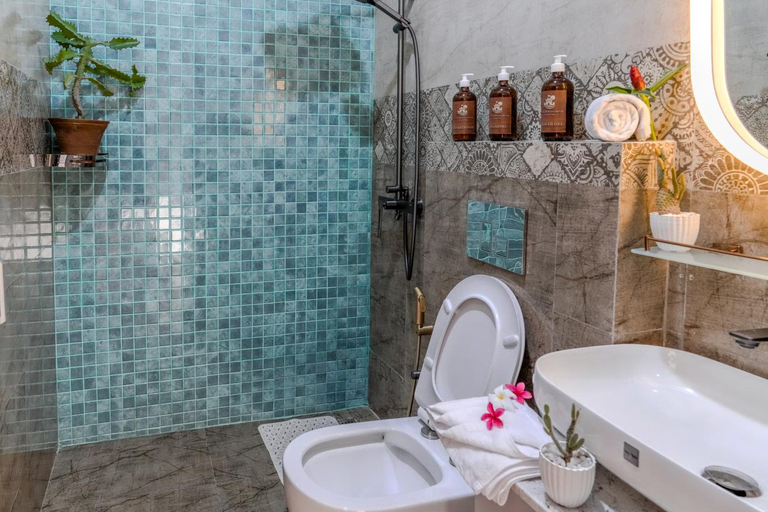 Bathroom 3, Hotel Beach Castle, Pothuvil