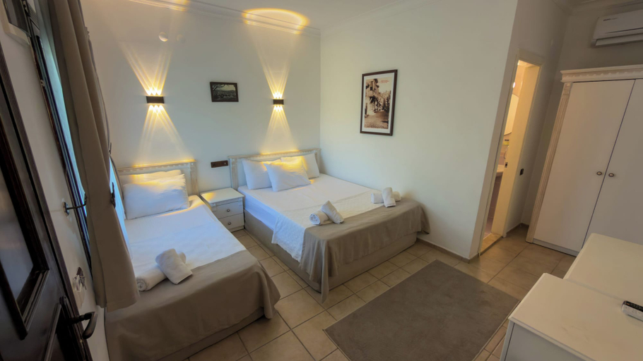 Bedroom 2, Cunda Deniz Hotel, Ayvalık