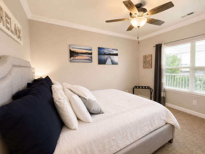 Room 5, Lakeside Paradise at Lands' End, Camden