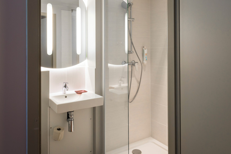 Bathroom 5, ibis Styles Sallanches Pays du Mont-Blanc, Haute-Savoie