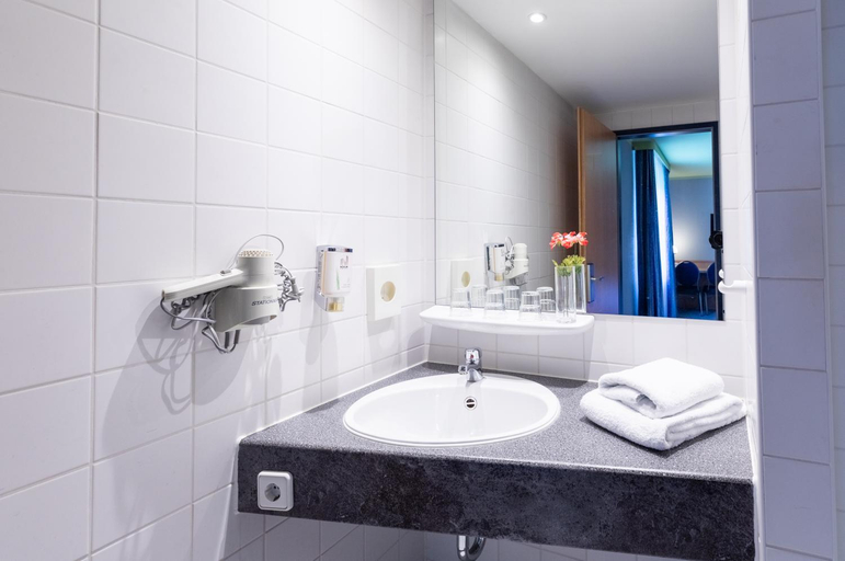Bathroom 4, Garner Hotel COTTBUS S�D by IHG, Cottbus