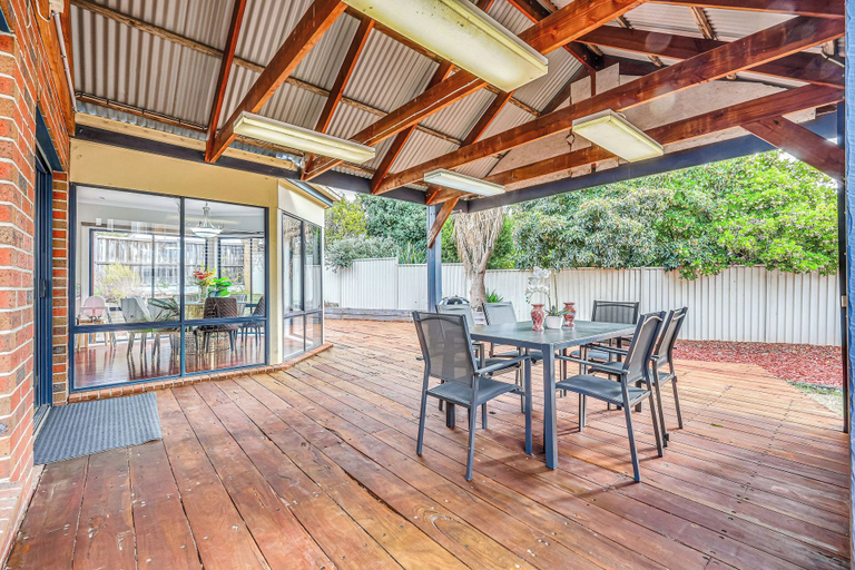Outdoor dining 5, StayAU PoolTable 2-Story Pet-friendly, Melton - East