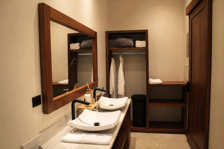 Bathroom 5, Nuakú Jungle, San Carlos