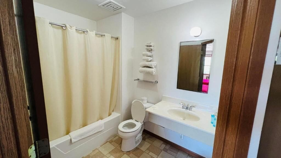 Bathroom 2, SANDS MOTEL, Grant