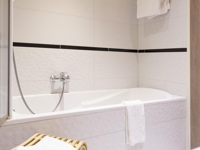 Bathroom 5, Mercure Forbach, Moselle