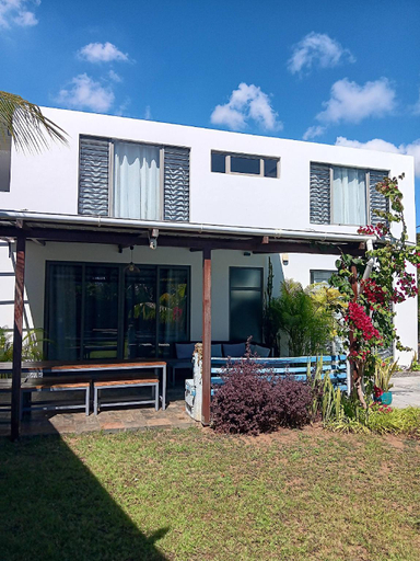 2, Serene 3-Bedroom Villa with Private Pool in Roches Noires