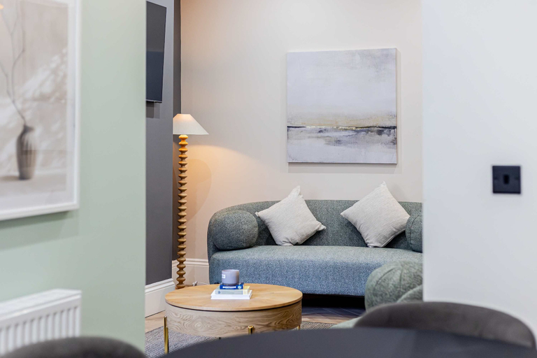 Room 2, Sleeps 14 The Old Trafford Zen by Genesis Living, Manchester