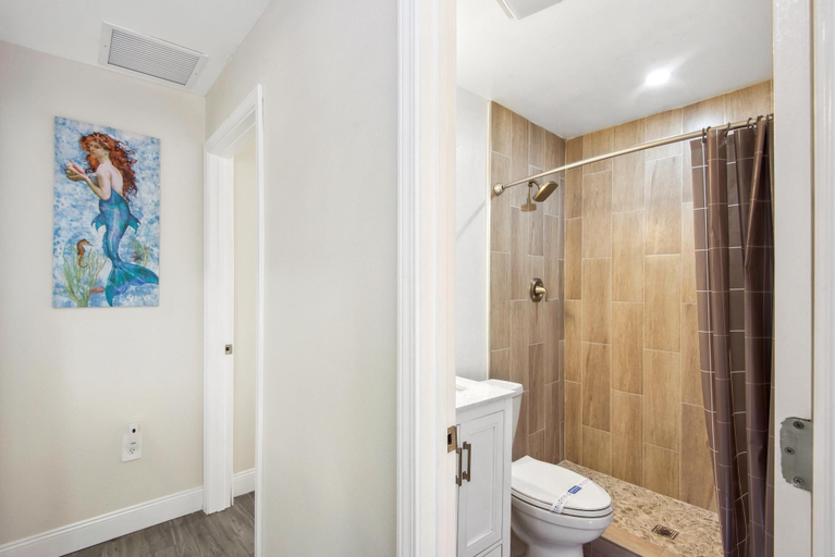 Bathroom 3, The Leonardo, Lee