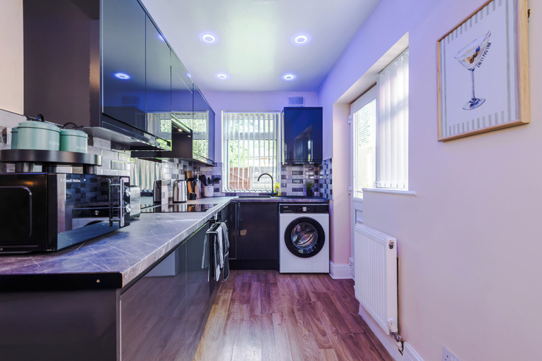 Private kitchen 5, 2 Bed House with Driveway & Workspace, Oldham