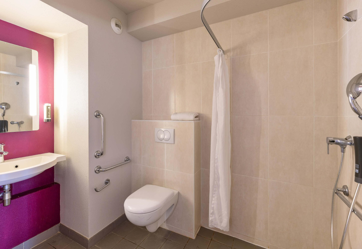 Bathroom 5, B&B HOTEL Lyon Caluire Cité Internationale, Rhône