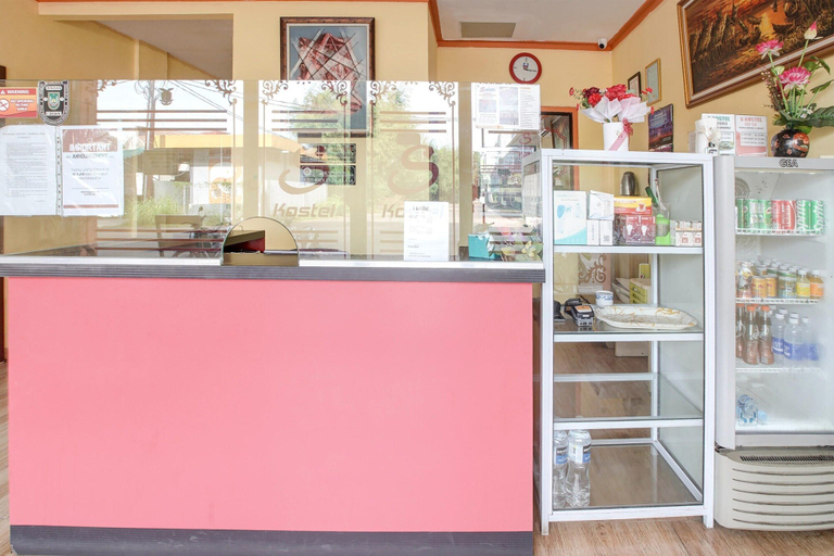 Reception 4, Cozy Double Escape W/ Free Wifi and Parking, Batam