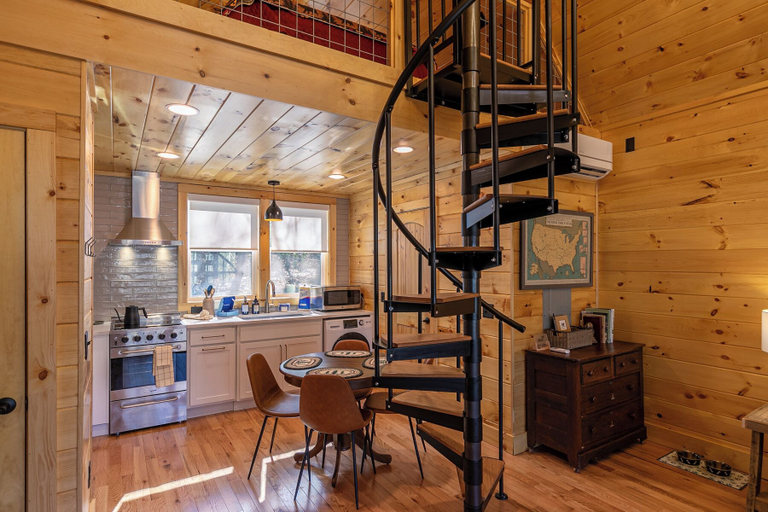Interior 4, Retreat at Riverbend, Ashe