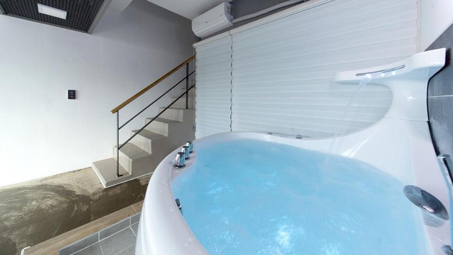 Bathroom 3, Gyeongju 7th Street Pool Villa, Gyeongju