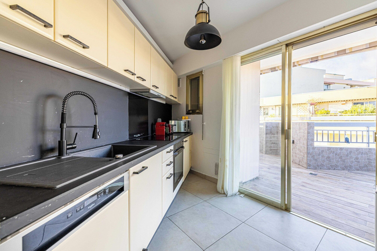 Private kitchen 2, Apt With Terrace and sea View, 2min From the Beach, Alpes-Maritimes