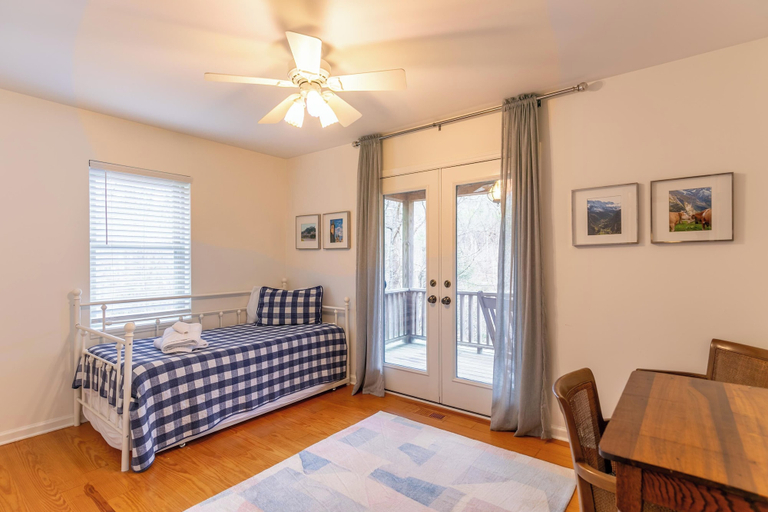 Interior 2, Watauga River Retreat, Watauga