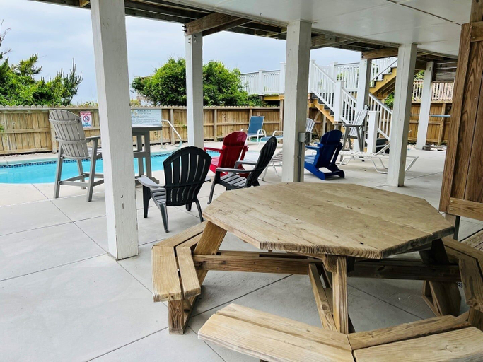 Outdoor dining 3, Beach Time 5 Bedroom Home by RedAwning, Brunswick
