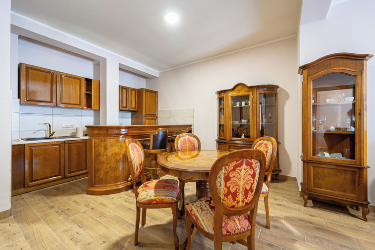 Others 5, Hotel Perun